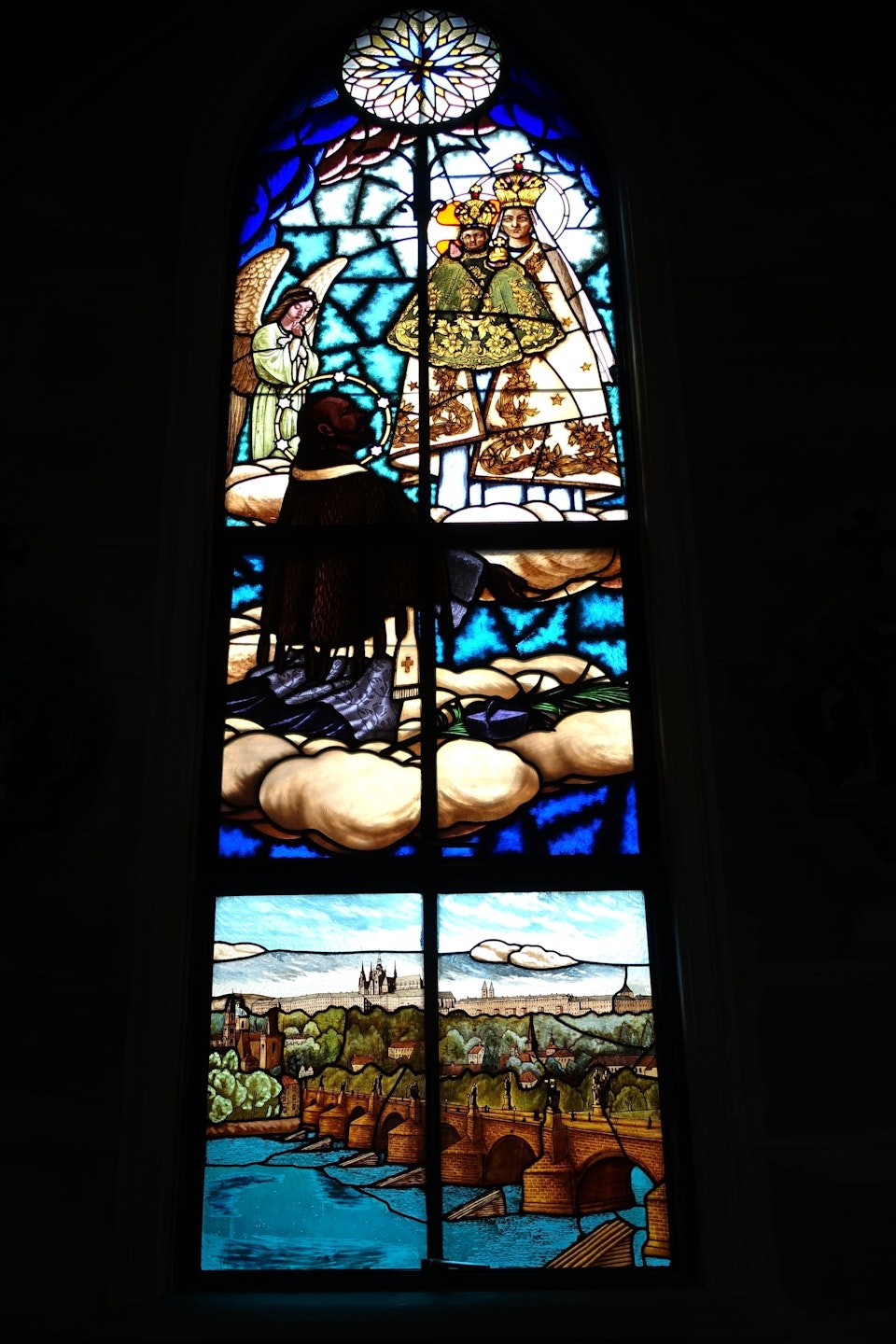 専用ガラスのお城と教会 カトリック山手教会聖堂のステンドグラス・聖母子像 | 遊んで学べる