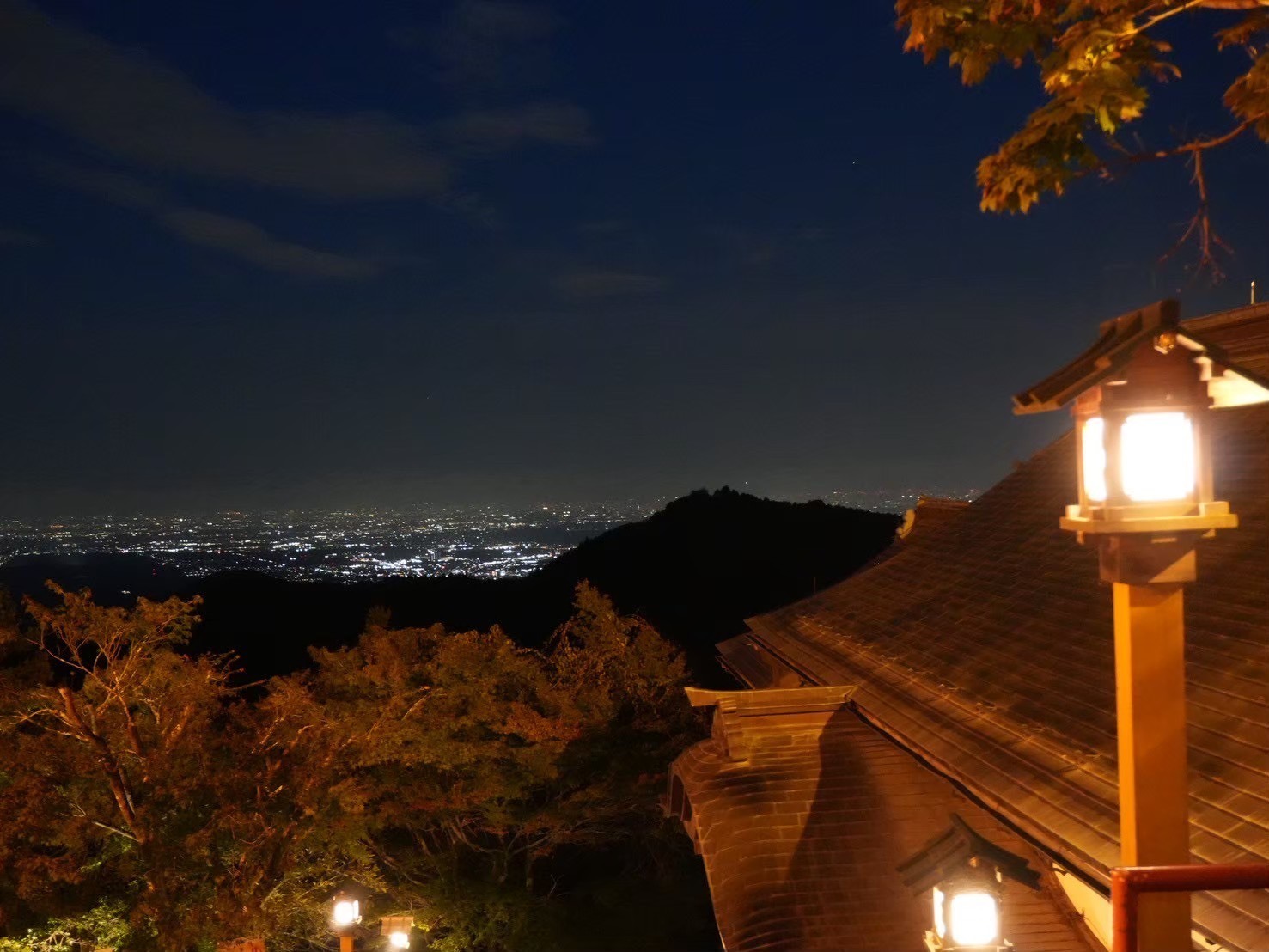 夜参りを終えた参加者と山上の静けさ
