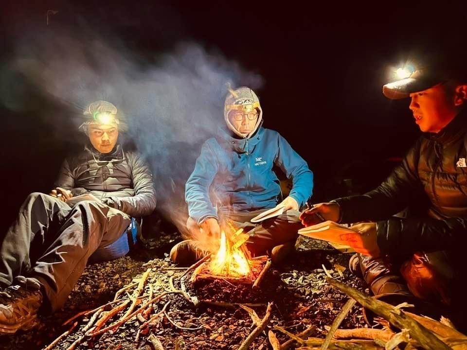 森の奥にある秘密の滝をめざす探検の様子
